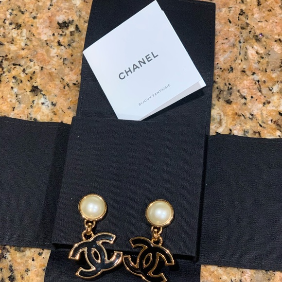 Absolutely gorgeous rate and authentic Chanel velvet box for earrings w/flower - Picture 9 of 9